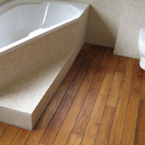 tikfa burkolat fürdőszobába,teak fürdőszobai padló,fa fürdőszobába,faparketta teakfa svédpadló,vízálló burkolat fából,parketta,faparketta,parkettás,parketta ragasztó,fürdőszobai burkolatok,fürdőszobai faburkolatok,