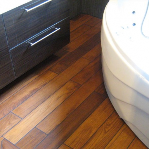 tikfa burkolat fürdőszobába,teak fürdőszobai padló,fa fürdőszobába,faparketta teakfa svédpadló,vízálló burkolat fából,parketta,faparketta,parkettás,parketta ragasztó,fürdőszobai burkolatok,fürdőszobai faburkolatok,