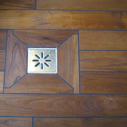 tikfa burkolat fürdőszobába,teak fürdőszobai padló,fa fürdőszobába,faparketta teakfa svédpadló,vízálló burkolat fából,parketta,faparketta,parkettás,parketta ragasztó,fürdőszobai burkolatok,fürdőszobai faburkolatok,