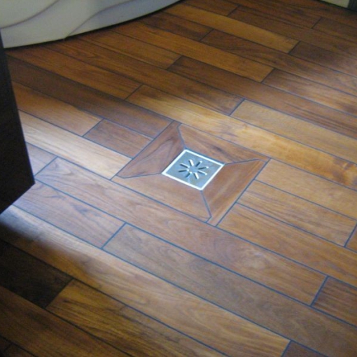 tikfa burkolat fürdőszobába,teak fürdőszobai padló,fa fürdőszobába,faparketta teakfa svédpadló,vízálló burkolat fából,parketta,faparketta,parkettás,parketta ragasztó,fürdőszobai burkolatok,fürdőszobai faburkolatok,