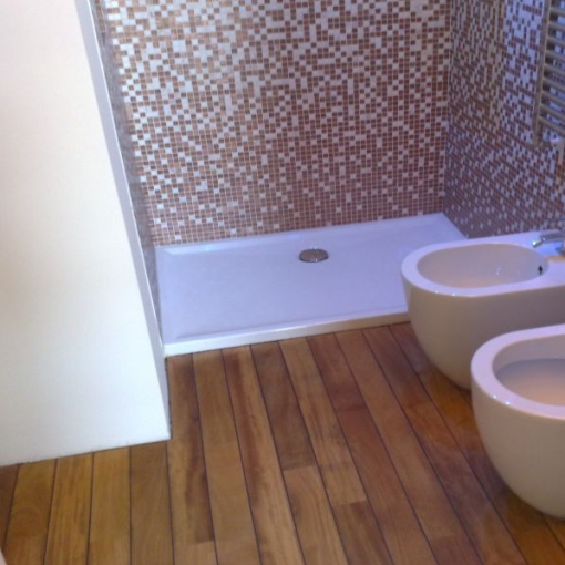 tikfa burkolat fürdőszobába,teak fürdőszobai padló,fa fürdőszobába,faparketta teakfa svédpadló,vízálló burkolat fából,parketta,faparketta,parkettás,parketta ragasztó,fürdőszobai burkolatok,fürdőszobai faburkolatok,